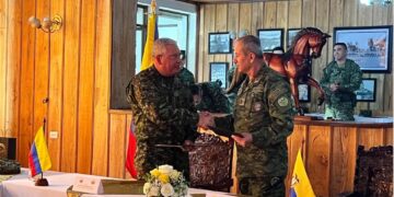 Los representantes de los ejércitos de Colombia y Ecuador se reunieron para tratar el tema del crimen en la frontera (Foto: Ministerio de Defensa de Ecuador)