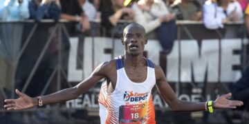 El keniano George Onyancha celebra tras ganar el maratón Life Time de Miami (Florida, EE.UU.), este 29 de enero de 2023. EFE/Cristóbal Herrera