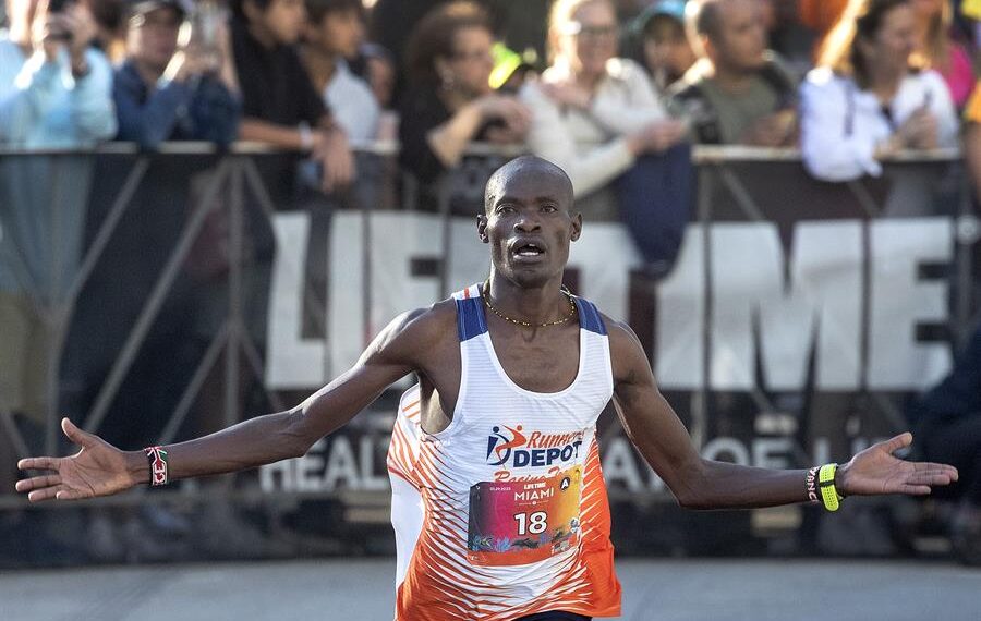 El keniano George Onyancha celebra tras ganar el maratón Life Time de Miami (Florida, EE.UU.), este 29 de enero de 2023. EFE/Cristóbal Herrera