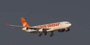 Un avión de la aerolínea Conviasa, empresa que ha sido objeto de sanciones internacionales (Foto: EFE)