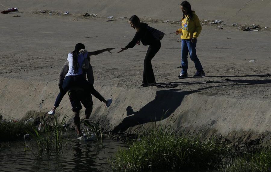 Migrantes cruzan fronterizo Río Bravo , en Ciudad Juárez, en el estado de Chihuahua (México), en una fotografía de archivo. EFE/ Luis Torres