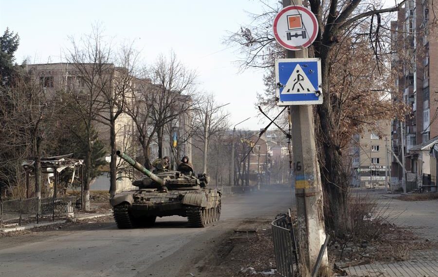 Imagen de archivo de un tanque de las fuerzas ucranianas en la ciudad de Bajmut. EFE/EPA/GEORGE IVANCHENKO