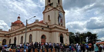 Fotografía de archivo, tomada el pasado 30 de septiembre, en la que se registró a varios agentes antidisturbios de la policía nacional de Nicaragua al vigilar la entrada principal de la iglesia de San Jerónimo, durante una misa, en Masaya (Nicaragua). EFE/Stringer