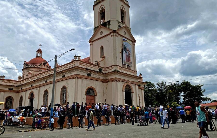 Fotografía de archivo, tomada el pasado 30 de septiembre, en la que se registró a varios agentes antidisturbios de la policía nacional de Nicaragua al vigilar la entrada principal de la iglesia de San Jerónimo, durante una misa, en Masaya (Nicaragua). EFE/Stringer