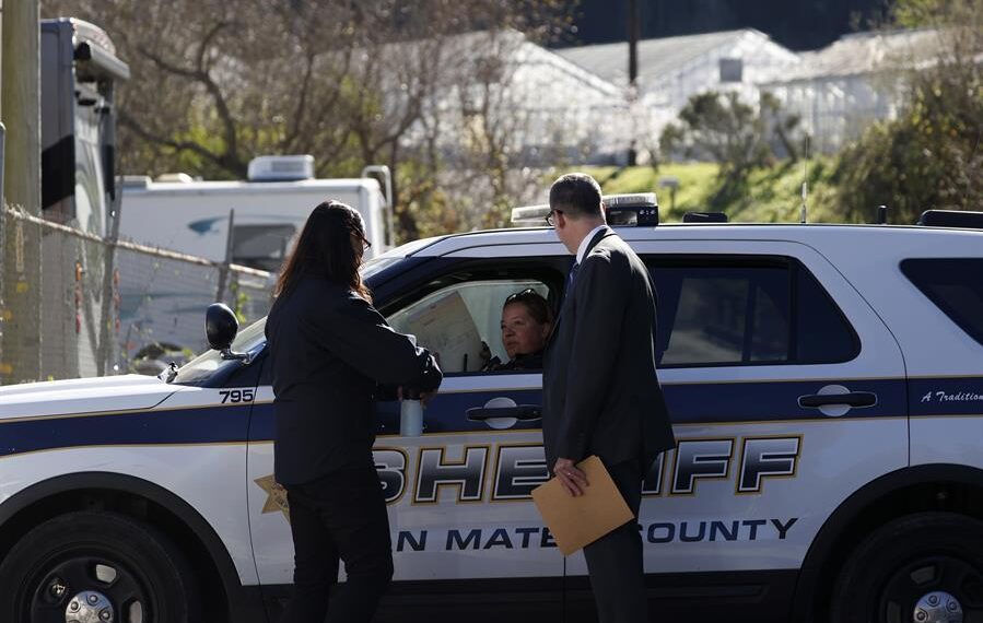 La alguacil del condado de San Mateo, Christina Corpus, habla con dos agentes del FBI en una granja y vivero de hongos, escena de un tiroteo masivo, en Half Moon Bay, California (EE.UU.), este 24 de enero de 2023. EFE/EPA/John G. Mabanglo