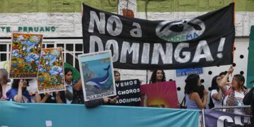 Personas se manifiestan en contra del controvertido megaproyecto Dominga para la extracción de concentrado de hierro y cobre, afuera del ministerio de Medio ambiente, en Santiago (Foto: EFE)