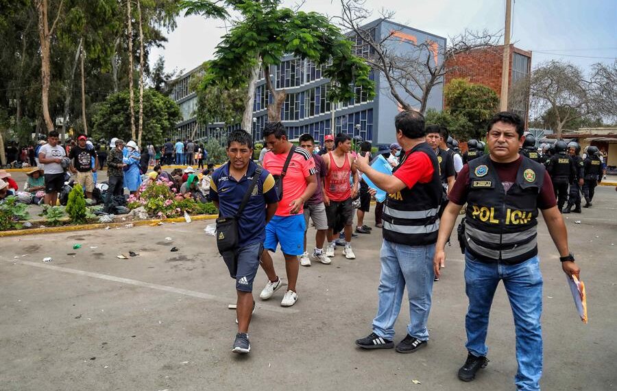 Integrantes de la Policía Nacional de Perú (PNP) escoltan a un grupo de personas detenidas en el campus de la Universidad Nacional Mayor de San Marcos (UNMSM) hoy, en Lima (Perú). EFE/Connie Calderón
