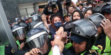 Mujeres forcejean con miembros de la Policía Femenil hoy, en Ciudad de México (México). EFE/ Sáshenka Gutiérrez
