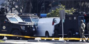 Una camioneta blanca que, según informó la policía, estaba relacionada con un tiroteo masivo en un estudio de baile en Monterey Park, California, este 22 de enero de 2023. EFE/EPA/Caroline Brehman