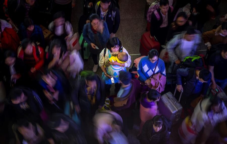 Los chinos podrán volver a viajar en grupo al extranjero a partir del próximo 6 de febrero tras casi tres años de veto a estos desplazamientos en el marco de la política nacional de 'cero covid', informa el portal de noticias shanghainés Shine. EFE/ Aleksandar Plavevski