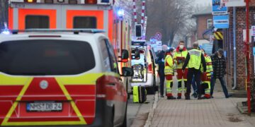 Los servicios de emergencia trabajan para atender a las víctimas del ataque en un tren a su paso por Brokstedt, Alemania, el 25 de enero. EFE/EPA/FLORIAN SPRENGER