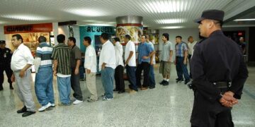 Fotografía de archivo en la que se registró a varios salvadoreños deportados desde EE.UU. a su llegada al Aeropuerto Internacional de Comalapa al sur de San Salvador (Foto: EFE)