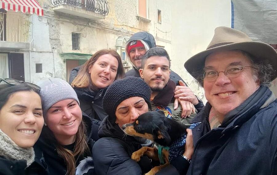 Voluntarios de Nápoles salieron a la calle para encontrar a Peppinielo, un perro de poco más de 3 kilos, abandonado tras la muerte de su dueño. EFE/ Voluntarios De Nápoles