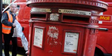 Fotografía de archivo fechada el 23 de octubre de 2009 que muestra a un empleado de la antigua empresa pública de correos Royal Mail recogiendo el contenido de un buzón en Londres. EFE/ANDY RAIN