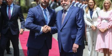 El presidente de Brasil, Luiz Inácio Lula da Silva, se reunió con su homólogo de Uruguay, Luis Lacalle Pou en su visita al país vecino (Foto: EFE)