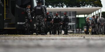Oficiales de la Fuerza Nacional y de la Policía Militar llegan a la Plaza de los Tres Poderes para reforzar la seguridad tras las protestas del pasado domingo, hoy, en Brasilia (Brasil). EFE/ Andre Borges