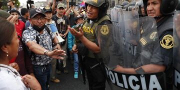 Cientos de manifestantes recorrieron este martes el centro histórico de Lima, mientras que grupos de ciudadanos partieron desde varias regiones del sur del país hacia la capital para sumarse a las protestas que piden la renuncia de la presidenta de Perú, Dina Boluarte. Durante la manifestación en la capital peruana, un grupo de personas lanzó objetos e insultó a periodistas que cubrían la marcha, mientras que en otro momento se produjo una escaramuza con agentes de la Policía Nacional, que lanzaron gases lacrimógenos. Medios locales informaron, además, de que grupos de ciudadanos fueron despedidos desde las regiones sureñas de Arequipa y Puno al emprender el viaje hacia Lima, a donde piensan llegar este miércoles para sumarse a las manifestaciones antigubernamentales.