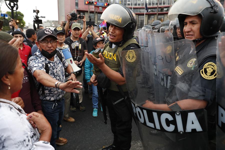 Cientos de manifestantes recorrieron este martes el centro histórico de Lima, mientras que grupos de ciudadanos partieron desde varias regiones del sur del país hacia la capital para sumarse a las protestas que piden la renuncia de la presidenta de Perú, Dina Boluarte. Durante la manifestación en la capital peruana, un grupo de personas lanzó objetos e insultó a periodistas que cubrían la marcha, mientras que en otro momento se produjo una escaramuza con agentes de la Policía Nacional, que lanzaron gases lacrimógenos. Medios locales informaron, además, de que grupos de ciudadanos fueron despedidos desde las regiones sureñas de Arequipa y Puno al emprender el viaje hacia Lima, a donde piensan llegar este miércoles para sumarse a las manifestaciones antigubernamentales.