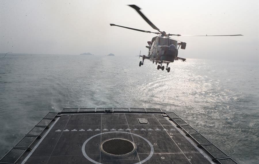 Un helicóptero despega del destructor Eulji Mundeok de 3.200 toneladas de la Marina de Corea del Sur mientras participa en los primeros simulacros de fuego real del año en aguas frente a Taean, Corea del Sur, el 4 de enero de 2023 (emitido el 5 de enero), en una gran exhibición del poderío naval contra las amenazas norcoreanas en evolución. EFE/EPA/YONHAP / POOL SOUTH KOREA OUT