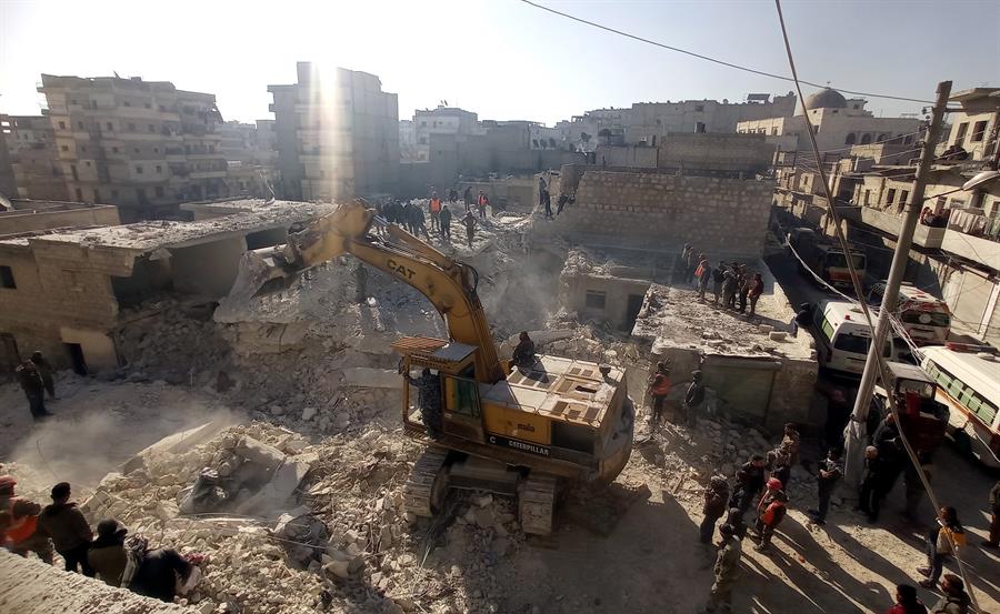 Lugar del derrumbe de un edificio residencial en el barrio de Sheij Masoud en la ciudad siria de Alepo. EFE/EPA/SANA/Solo uso editorial.