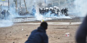 Fotografía tomada el pasado 19 de enero en la que se registró a un escuadrón policial al enfrentarse a manifestantes, durante una protesta antigubernamental, en Arequipa (Perú). EFE/José Sotomayor