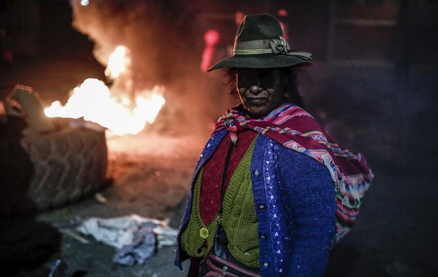 Pobladores bloquean vías en Sicuani-Canchis, provincia de Cusco (Perú). EFE/ Aldair Mejía