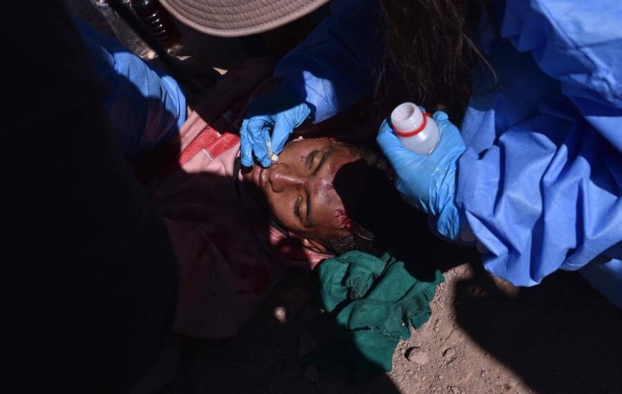 Un herido durante los enfrentamientos entre manifestantes y la policía fue registrado este lunes, 9 de enero, al ser atendido, en Juliaca (Perú). EFE/Stringer