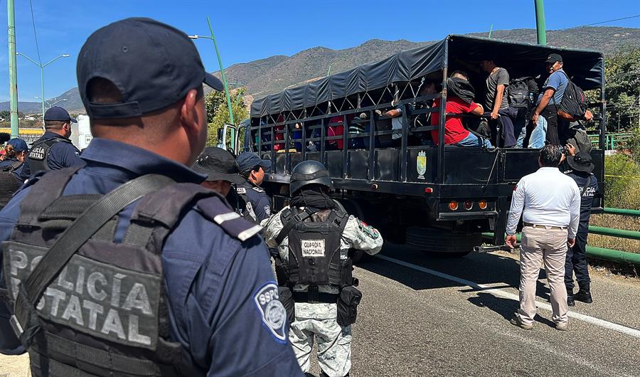 Personal de la policía estatal y de la Guardia Nacional (GN) rescatan a decenas de migrantes que viajaban en un trailer hoy, en el municipio Chiapa de Corzo, Chiapas (México). EFE/Carlos López
