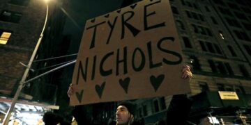 Manifestantes reclaman justicia, el 28 de enero de 2023, por la muerte del joven afroamericano Tyre Nichols, en la que están implicados agentes de policía de Memphis (Foto: EFE)
