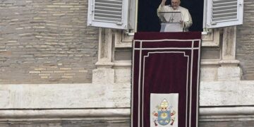 Foto de archivo del Papa Francisco dirige una de sus oraciones dominicales del Ángelus desde la ventana de su oficina con vistas a la Plaza de San Pedro, en la Ciudad del Vaticano. EFE/RICARDO ANTIMIANI/ARCHIVO