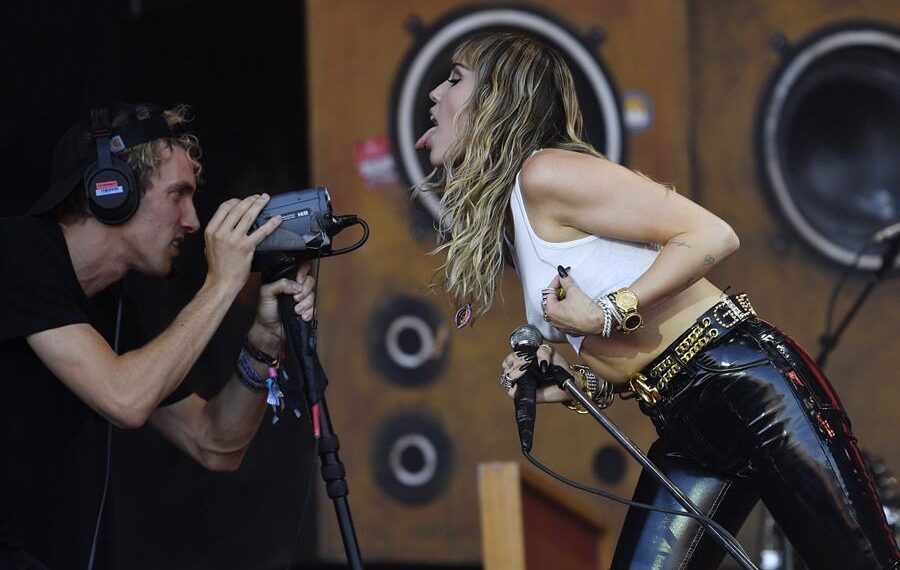Imagen de archivo de un concierto de la cantante Miley Cyrus .EFE/EPA/NEIL HALL