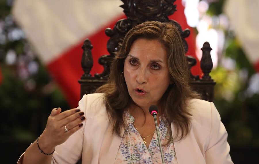 La presidenta de Perú Dina Boluarte, en una fotografía de archivo. EFE/Paolo Aguilar