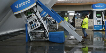 Un trabajador de servicios públicos revisa los daños en la marquesina de una gasolinera Valero en el sur de San Francisco, California. EFE/EPA/JOHN G. MABANGLO