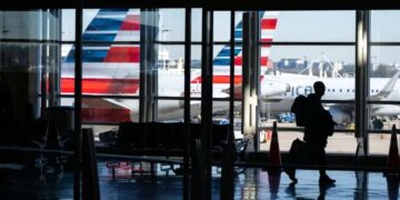 Desde el inicio de la pandemia, American Airlines ha cancelado sus servicios a 19 ciudades (Foto: AFP)