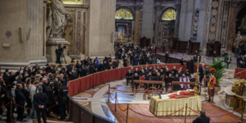 Miles de feligreses se acercaron para despedir al papa emérito Benedicto XVI (Foto: Getty Images)