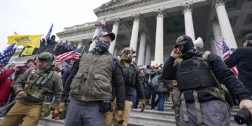 Integrantes del grupo extremista Oath Keepers se mantienen frente al Capitolio de Estados Unidos, el 6 de enero de 2021, en Washington (Foto: AP)