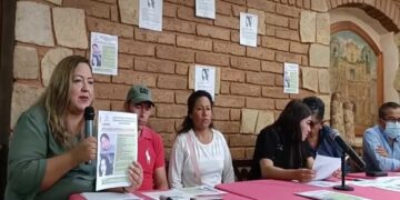 La madre de la joven desaparecida en Oaxaca pide la ayuda de la ciudadanía parea encontrar a su hija (Foto: Aristegui Noticias)