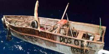 Fotografía cedida por la Guardia Costera estadounidense donde se aprecia una embarcación interceptada el 4 de enero de 2023 con varios migrantes cubanos a bordo en la zona de Key West Florida (EE.UU.). EFE/ Guardia Costera Eeuu