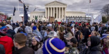 Activistas contra el aborto de todo el país caminan cerca al Tribunal Supremo de Estados Unidos durante la Marcha anual por la Vida en el National Mall, en Washington (EE.UU.), este 20 de enero de 2023. EFE/EPA/Shawn Thew