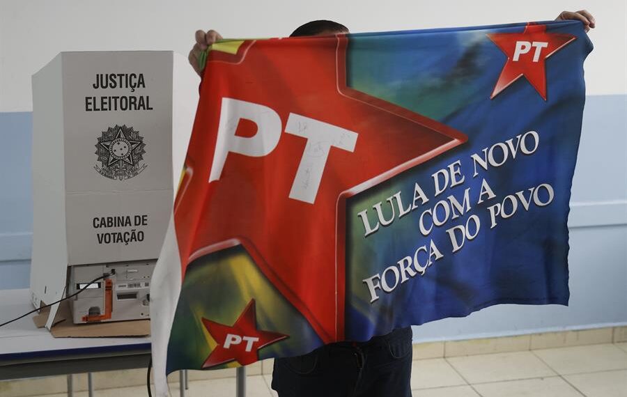Vista de un seguidor del Partido de los Trabajadores con una bandera con el logo de la agrupación. EFE/Fernando Bizerra