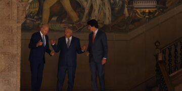 Los presidentes de México, Andrés Manuel López Obrador (c), de Estados Unidos, Joe Biden (i), y el primer ministro de Canadá, Justin Trudeau, se reúnen hoy, en el Palacio Nacional en Ciudad de México (México). EFE/ José Méndez