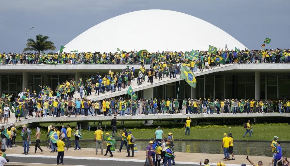 El asalto a las sedes de los 3 poderes del Estado llevó al gobierno a solicitar una intervención federal en Brasilia (Foto: AP)