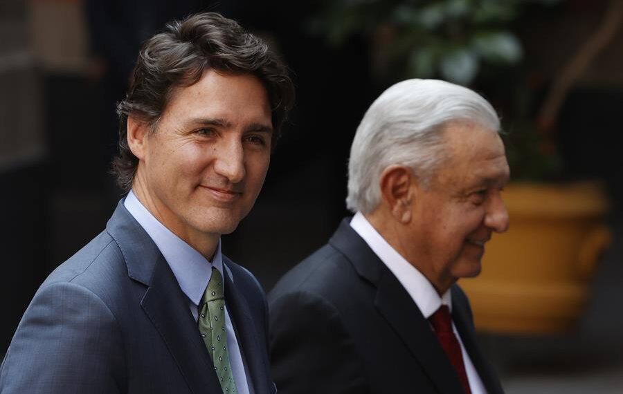 El presidente de México, Andrés Manuel López Obrador, junto al primer ministro de Canadá, Justin Trudeau, se dirigen a la firma de acuerdos bilaterales tras su reunión ayer, en el Palacio Nacional en Ciudad de México (México). EFE/ José Méndez