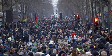 Miles de personas se manifiestan durante una huelga nacional contra la reforma gubernamental del sistema de pensiones en París (Foto: EFE)