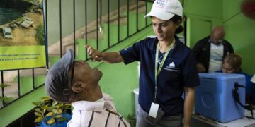 Personal de Salud Pública administra una dosis de vacuna oral contra el cólera hoy, en el barrio La Zurza, en Santo Domingo, República Dominicana (Foto: EFE)