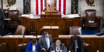 Legisladores encargados de contar votos durante la elección del presidente de la Cámara Baja de EE.UU. en el Capitolio, en Washington, este 4 de enero de 2023. EFE/EPA/Jim Lo Scalzo