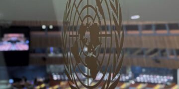 Imagen de archivo del logotipo de las Naciones Unidas tiene como telón de fondo la Asamblea General. EFE/EPA/JASON SZENES