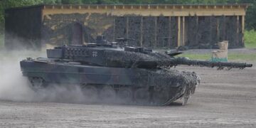 Un tanque Leopard II A6 durante una exhibición en la 9ª brigada Panzerlehr de la Bundeswehr alemana en Munster, en el norte de Alemania, el 2 de junio de 2021 (Foto: EFE)