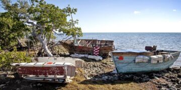Balsas de migrantes vacías varadas en el área de Harry Harris Beach, en Cayo Largo, Florida (EE.UU.), este 18 de enero de 2023 (Foto: EFE)