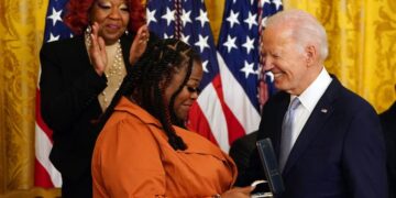 El presidente estadounidense Joe Biden (R) entrega la Medalla Presidencial de Ciudadanos al trabajador electoral de Georgia Shaye Moss (C-L) durante una ceremonia en la Casa Blanca, Washington, DC, EE.UU., este 6 Enero de 2023. EFE/EPA/Will Oliver